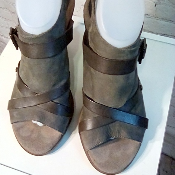 OTBT size 9 Sahara Deli pump dark taupe Leather - Picture 1 of 8